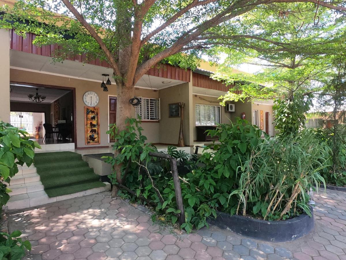Golden Days Lodge Livingstone Esterno foto