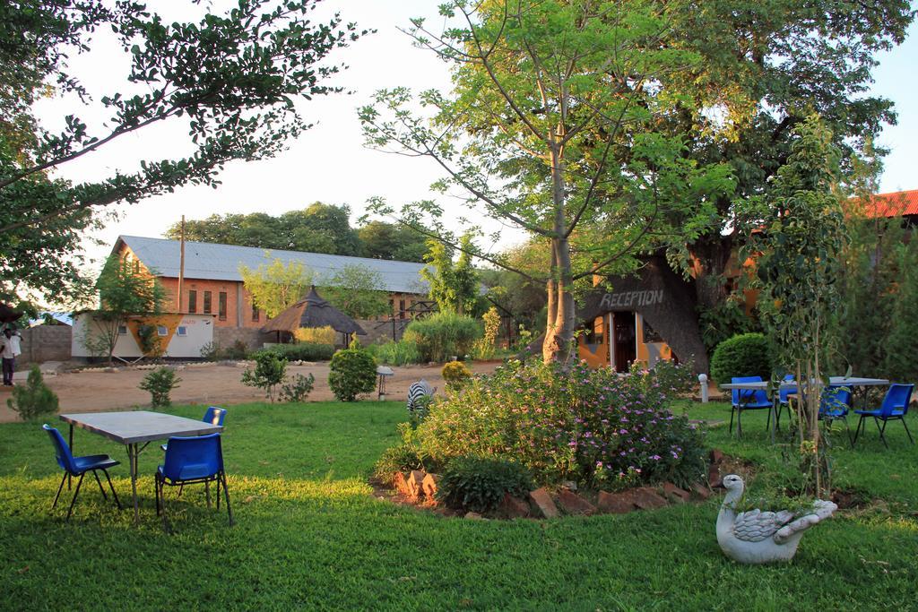Golden Days Lodge Livingstone Esterno foto